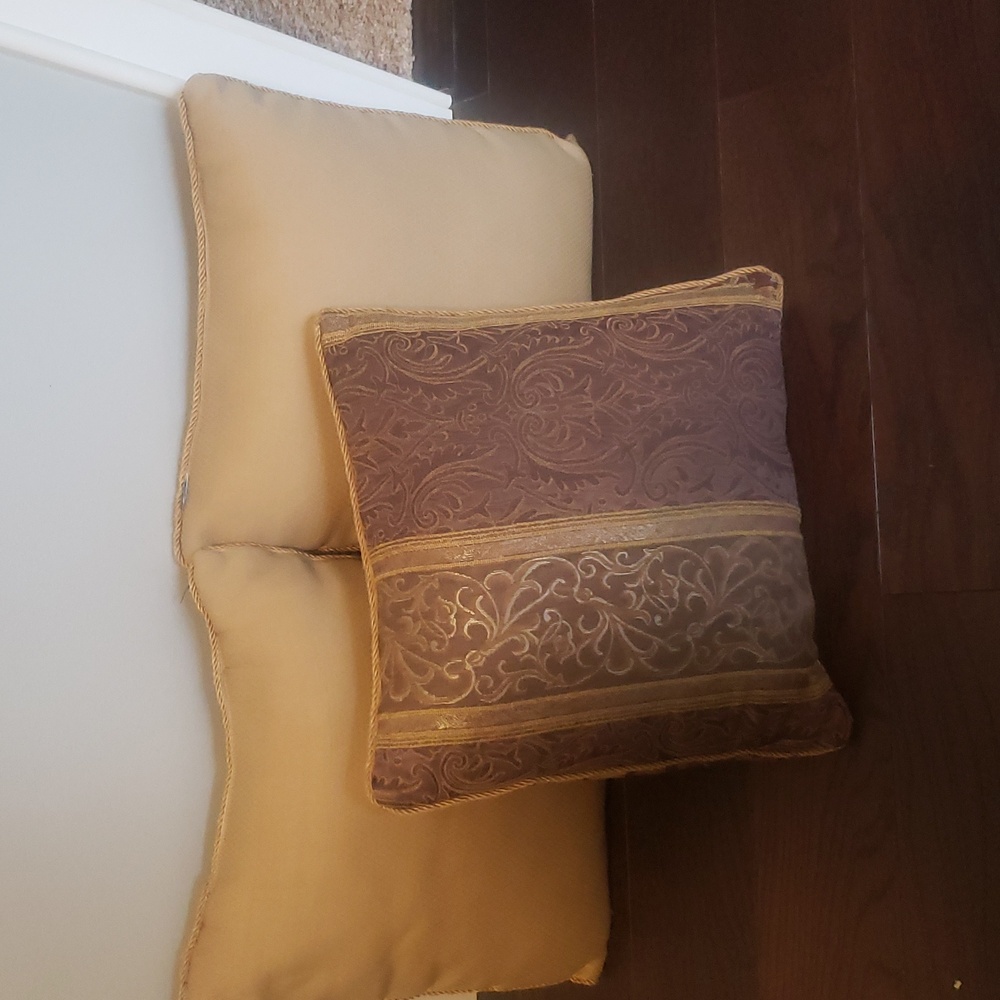 Elegant Croscill Brand Reversable Accent Pillow Set 17"x17"See Pics For Colors - Picture 2 of 5